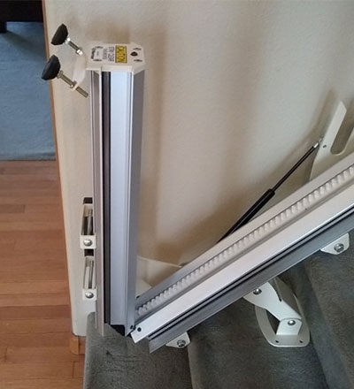 Harmar automatic folding rail